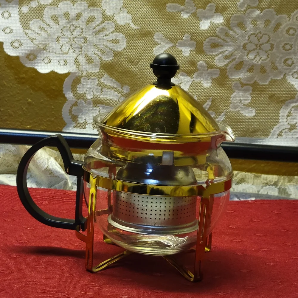 Glass Teapot Removable Infuser, Closing Lid. NWOT